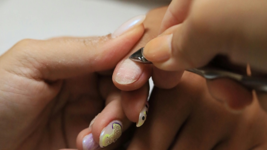 Klassische Maniküre bei LaCuraNails Berlin